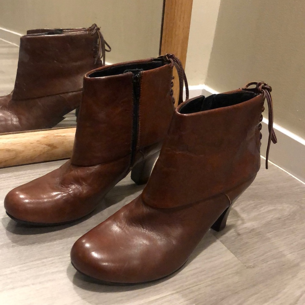 BORN 💯 Genuine Leather Chestnut Brown Booties Size 8